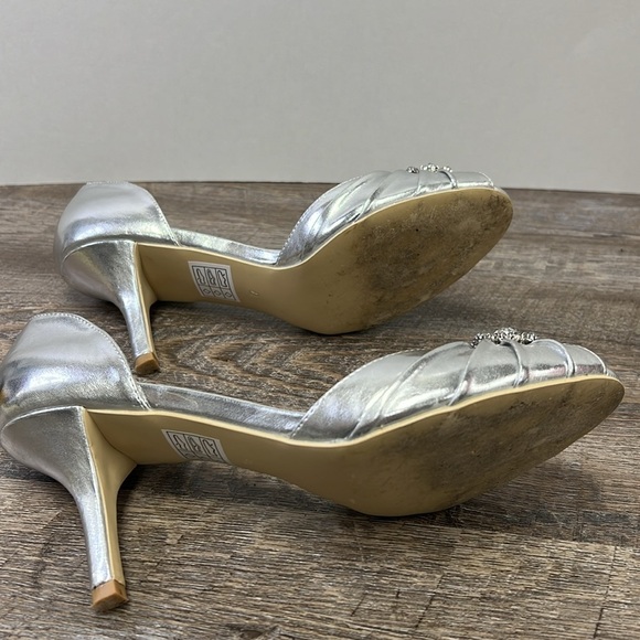 David’s Bridal DESI Silver Metallic Embellished Peep Toe Pumps Size 9 - Picture 11 of 16